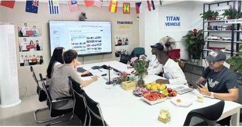 Zimbabwean Customers Visit Tongya to Buy Side Wall Trailer